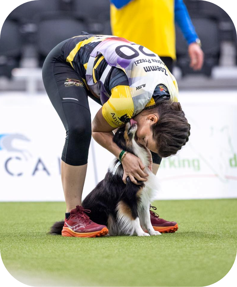 Andrea Prezzi op een agility wedstrijd — moment met haar hond na een run
