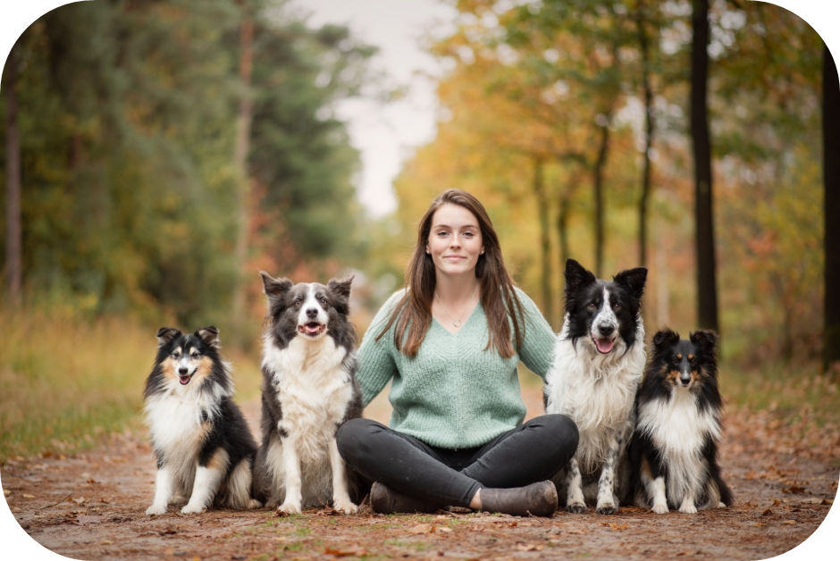 Andrea Prezzi met haar honden in het bos — Finn'est Power agility team