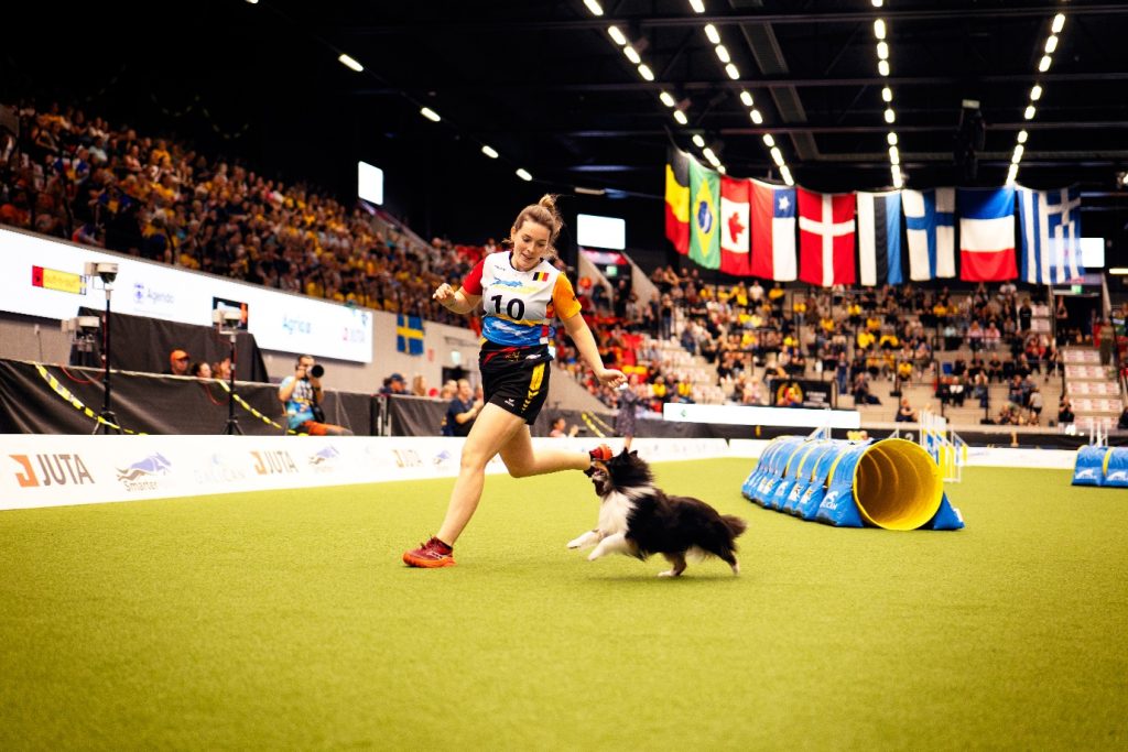 Andrea Prezzi loopt een agility parcours met haar hond op een internationaal kampioenschap